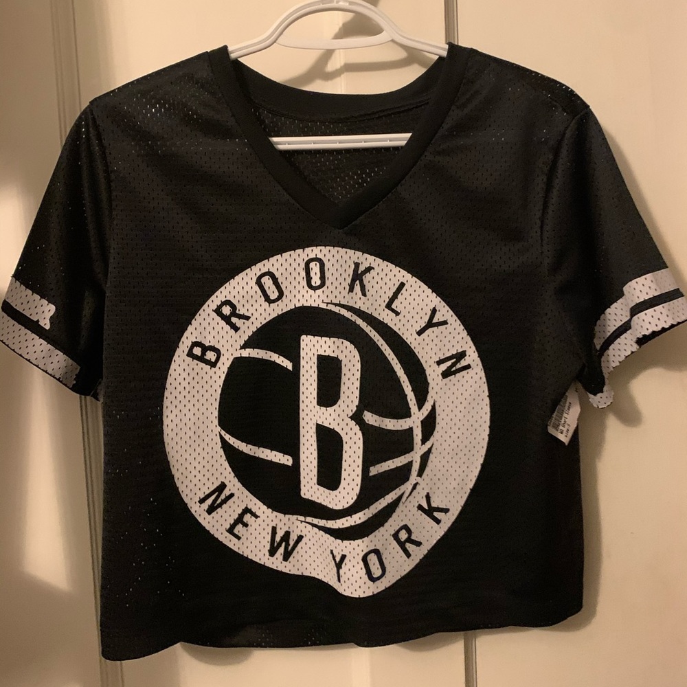 Brooklyn Graphic V-Neck Crop Tee - Black & White